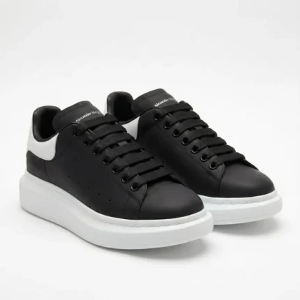 SNEAKERS MCQUENNE OVERSIZE EN NOIR/BLANC