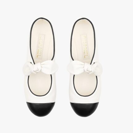 BALLERINES CHANEL MARY JANE EN CUIR D'AGNEAU AVEC NŒUD EN NOIR/BLANC