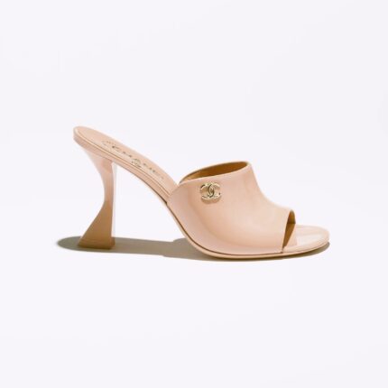 MULES CHANEL COLLECTION CROISIERE EN CUIR DE VEAU VERNI BEIGE POUDRE