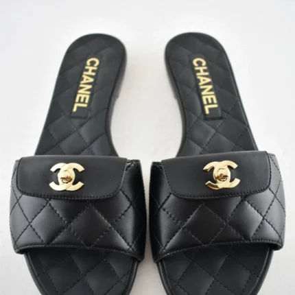 SANDALES PLATES CHANEL A LOGO CC EN CUIR D'AGNEAU NOIR